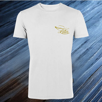 Lotos Sportboot Premium Shirt White Herren mit goldenem Lotos Logo auf Brusthöhe vorne rechts.