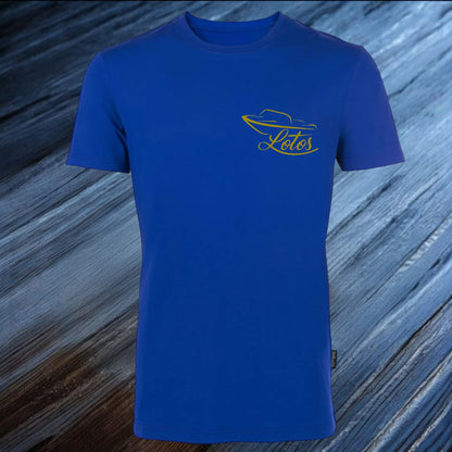 Lotos Sportboot Premium Shirt Royal Blue Herren mit goldenem Lotos Logo auf Brusthöhe vorne rechts.