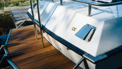 Schutzecken Edelstahl Lotos DDR Sportboot, im montiertem Zustand.