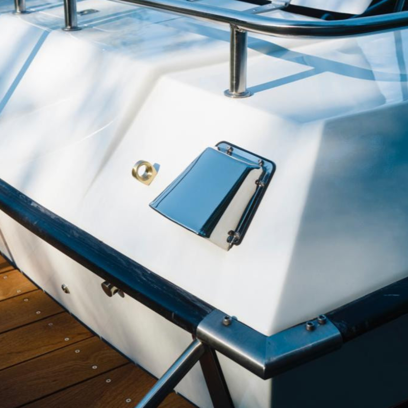 rhbs-shop.com. Lotos DDR Sportboot, Wartburg Ersatzteile. Das Heck eines weißen Lotos.