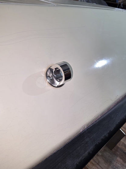 Zugösen Edelstahl Lotos DDR Sportboot, im montiertem Zustand.