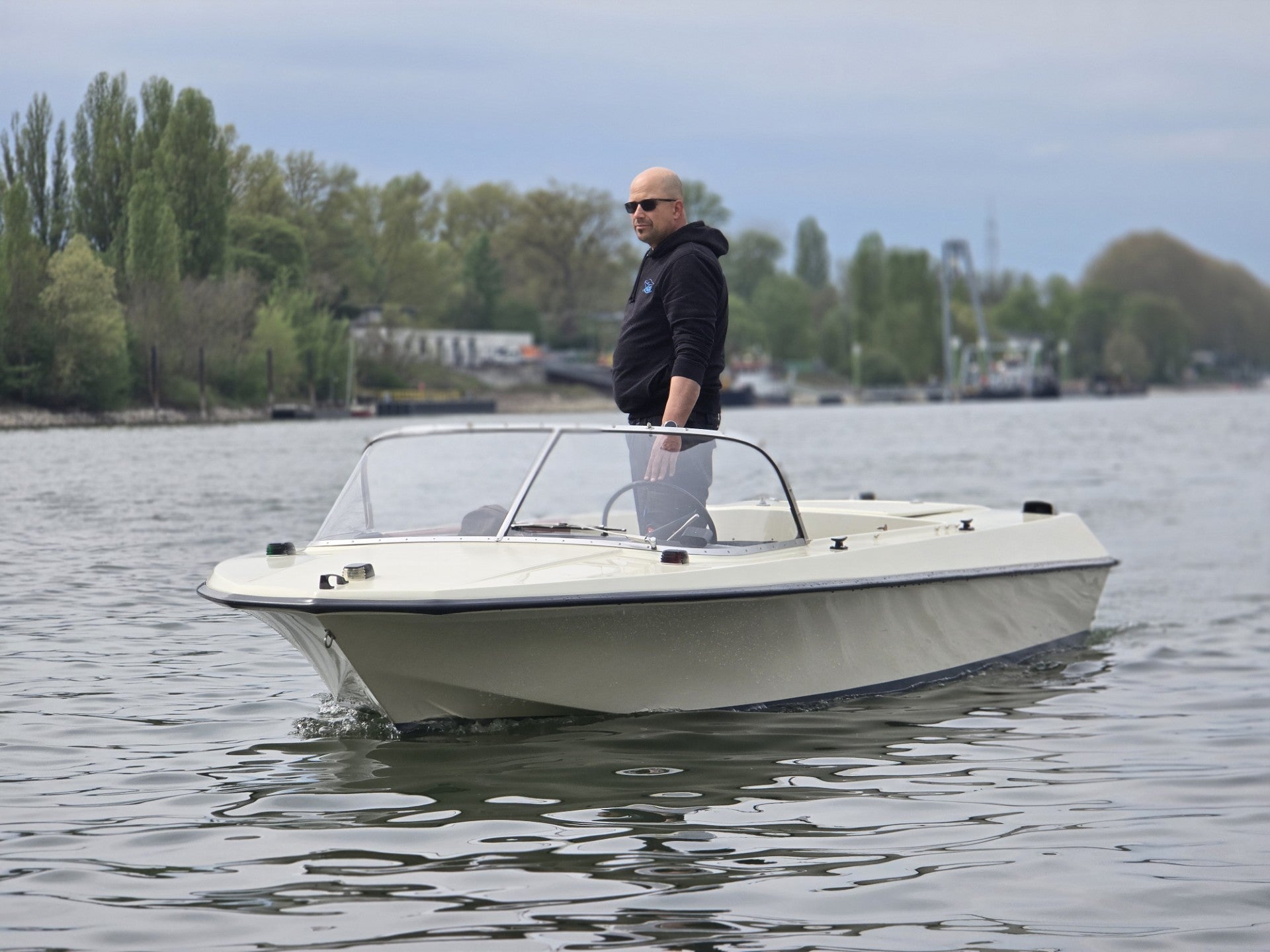 rhbs-shop.com. Lotos DDR Sportboot, Wartburg Ersatzteile. Eine Fahrt mit dem Lotos.