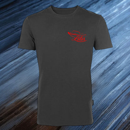Lotos Sportboot Premium Shirt Dark Grey Herren mit rotem Lotos Logo auf Brusthöhe vorne rechts.