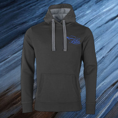 Lotos Sportboot Premium Hoodie Dark Grey Unisex mit blauem Lotos Logo auf Brusthöhe vorne rechts.