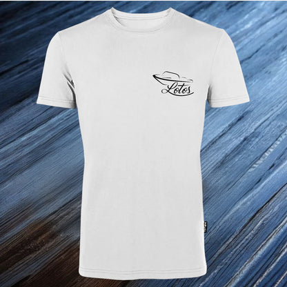 Lotos Sportboot Premium Shirt White Herren mit schwarzem Lotos Logo auf Brusthöhe vorne rechts.