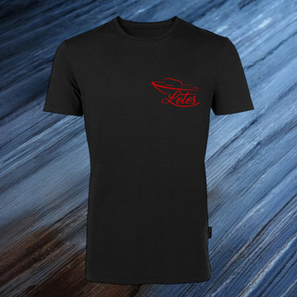 Lotos Sportboot Premium Shirt Black Herren mit rotem Lotos Logo auf Brusthöhe vorne rechts.
