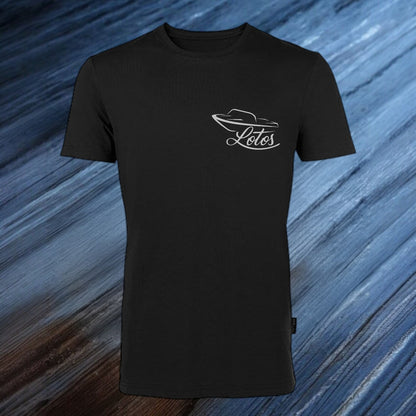 Lotos Sportboot Premium Shirt Black Herren mit silbernem Lotos Logo auf Brusthöhe vorne rechts.