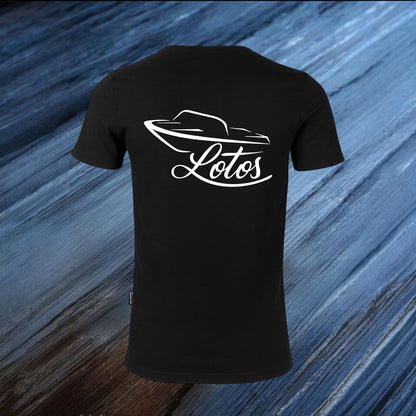 Lotos Sportboot Premium Shirt Black Herren mit weißem Lotos Logo auf der Rückseite.