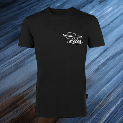 Lotos Sportboot Premium Shirt Black Herren mit weißem Lotos Logo auf Brusthöhe vorne rechts.