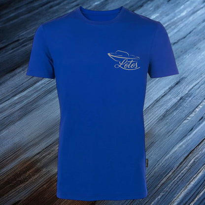 Lotos Sportboot Premium Shirt Royal Blue Herren mit silbernem Lotos Logo auf Brusthöhe vorne rechts.