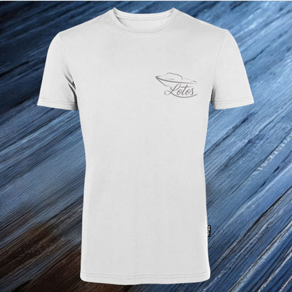 Lotos Sportboot Premium Shirt White Herren mit silbernem Lotos Logo auf Brusthöhe vorne rechts.
