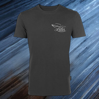 Lotos Sportboot Premium Shirt Dark Grey Herren mit silbernem Lotos Logo auf Brusthöhe vorne rechts.