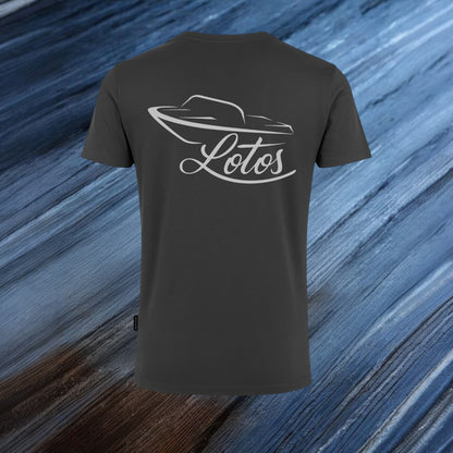 Lotos Sportboot Premium Shirt Dark Grey Herren mit silbernem Lotos Logo auf der Rückseite.