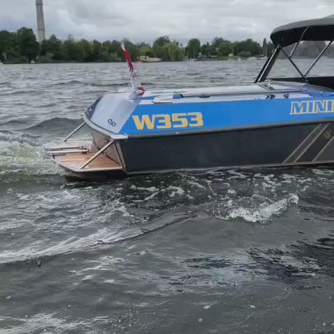 Video laden: Lotos DDR Sportboot Wartburg Ersatzteile. Blauer Lotos on Tour mit legendärem Wartburg Sound.
