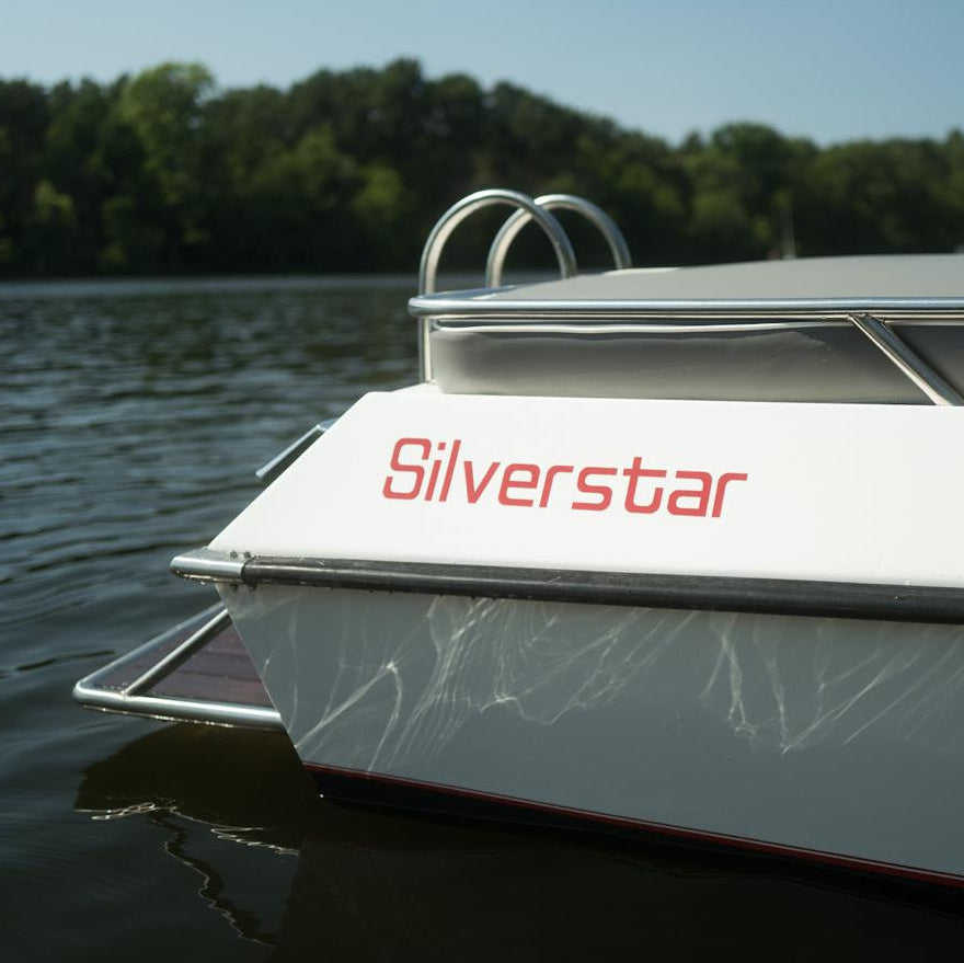 rhbs-shop.com. Lotos DDR Sportboot, Wartburg Ersatzteile. Ein weißer Lotos mit Bootsname auf dem Wasser.